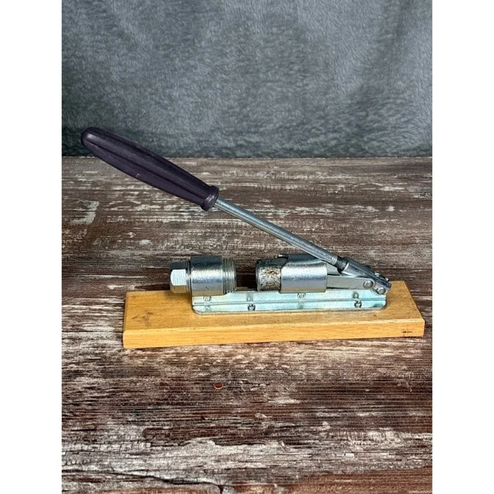 Deluxe Nut Cracker Machine Vintage Kitchen Gadget With‎ Original Box